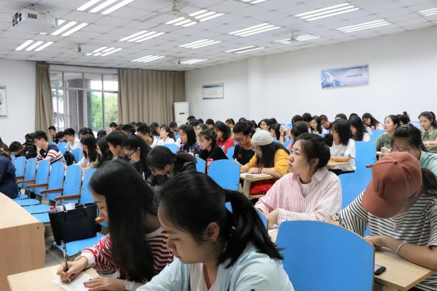 学生认真聆听999.JPG